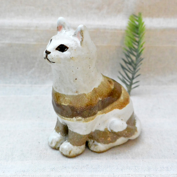 お座り猫　茶色と白のシマシマ　猫の置き物　おしゃれカラー　手作り陶芸・陶器 7枚目の画像