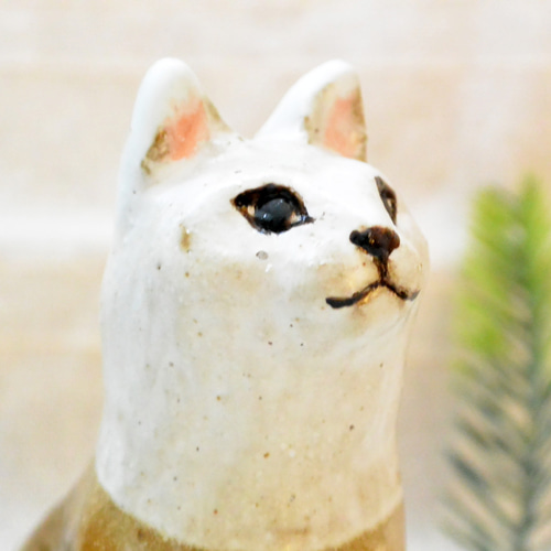 お座り猫 茶色と白のシマシマ 猫の置き物 おしゃれカラー 手作り陶芸