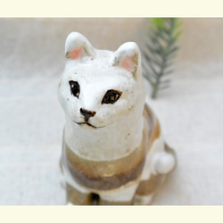 お座り猫　茶色と白のシマシマ　猫の置き物　おしゃれカラー　手作り陶芸・陶器 9枚目の画像