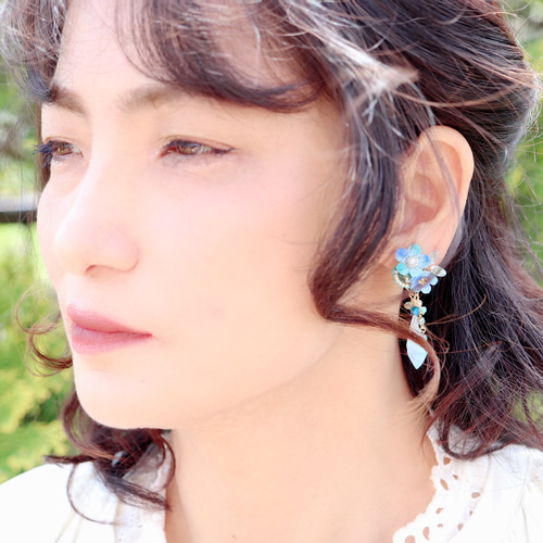 揺らめくミントブルー花のピアス／イヤリング イヤリング 