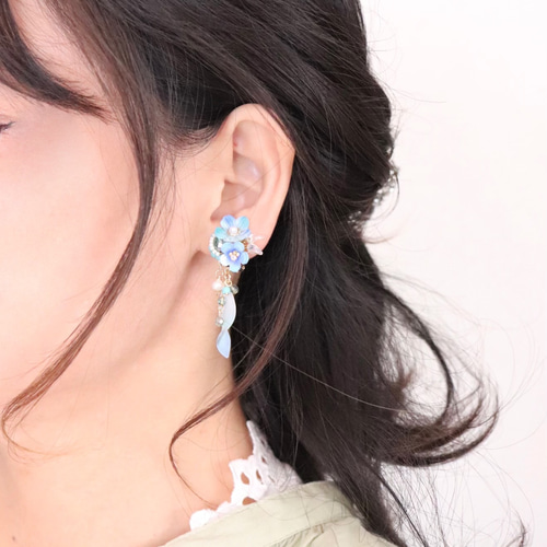 揺らめくミントブルー花のピアス／イヤリング イヤリング 