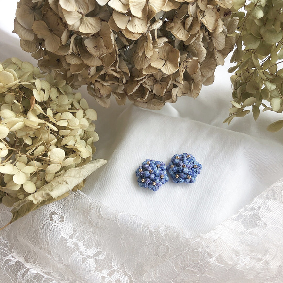 刺繍糸で編んだ小さなお花のブーケ❁紫陽花ブルー　イヤリング　ピアス　アレルギー対応あり 3枚目の画像