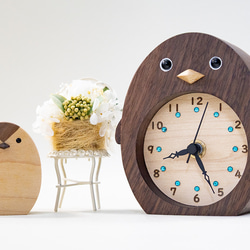 赤ちゃんペンギンがついているブラックウォルナットのペンギンの置き時計（数字Ver） 1枚目の画像