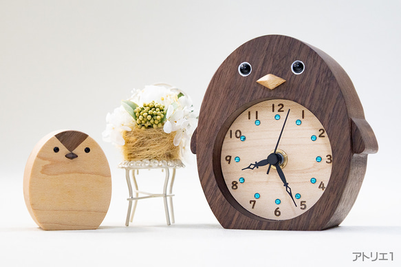 赤ちゃんペンギンがついているブラックウォルナットのペンギンの置き時計（数字Ver） 1枚目の画像