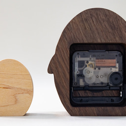 赤ちゃんペンギンがついているブラックウォルナットのペンギンの置き時計（数字Ver） 3枚目の画像