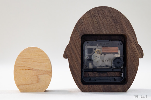 赤ちゃんペンギンがついているブラックウォルナットのペンギンの置き時計（数字Ver） 3枚目の画像