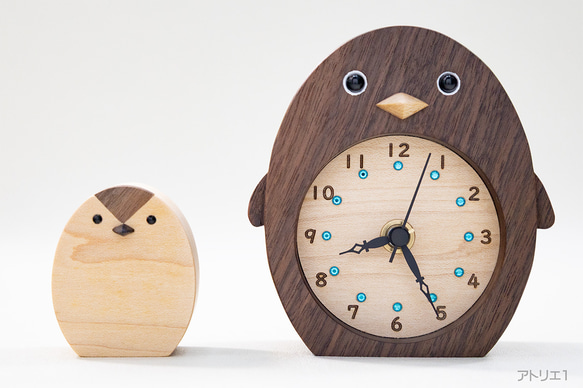 赤ちゃんペンギンがついているブラックウォルナットのペンギンの置き時計（数字Ver） 2枚目の画像