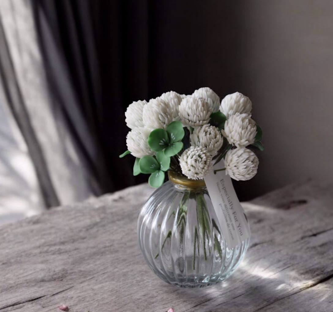 ◆粘土のお花◆　お花いっぱい！　シロツメクサ・・・ぽってりガラスボトルに飾って　S508