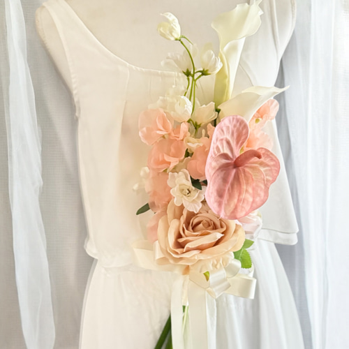 白カラー×サーモンピンクアームブーケ☆ブートニア ブーケ ほうき星  