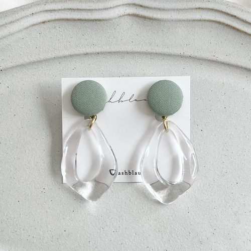 イヤリング/ピアス クリアアクリルパーツ × くすみグリーンくるみ