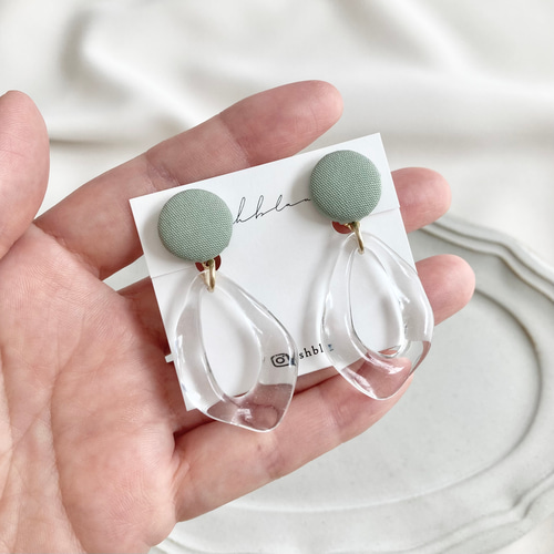 イヤリング/ピアス クリアアクリルパーツ × くすみグリーンくるみ