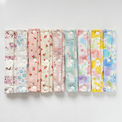 新柄追加☆水筒肩ひもカバー☆シートベルトカバーにも☆優しい色合い☆リバーシブル 1枚目の画像