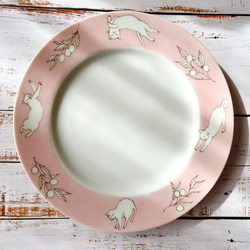 のびのび猫とオリーブの皿　ピンク　手描きの器 1枚目の画像