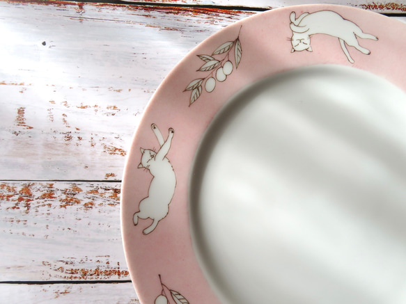 のびのび猫とオリーブの皿　ピンク　手描きの器 5枚目の画像