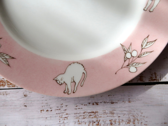 のびのび猫とオリーブの皿　ピンク　手描きの器 3枚目の画像