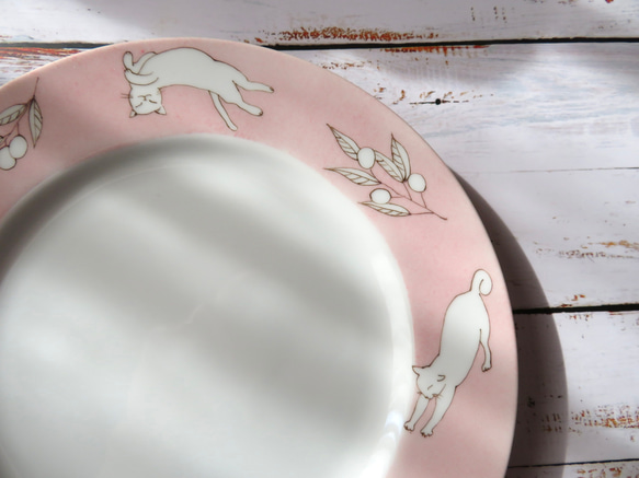 のびのび猫とオリーブの皿　ピンク　手描きの器 4枚目の画像