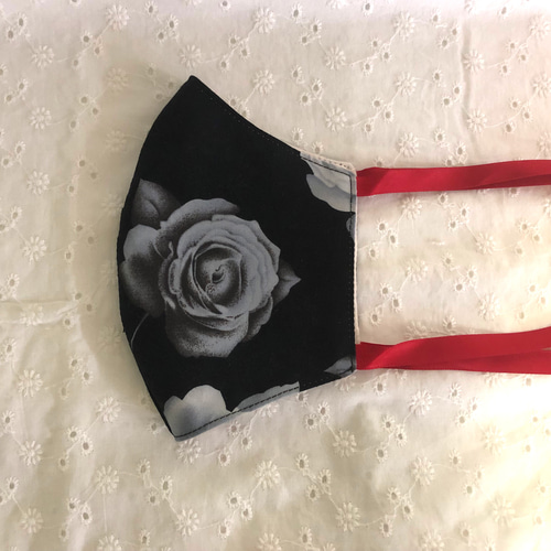 YOSHIKIMONO マスク シルク 薔薇 黒 YOSHIKIMONO マスク シルク 薔薇 黒 ゴージャスなバラのモチーフ