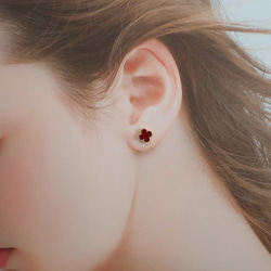 Carnelian red のクローバーピアス（ゴールド）（8ｍｍ）／アレルギー対応 5枚目の画像