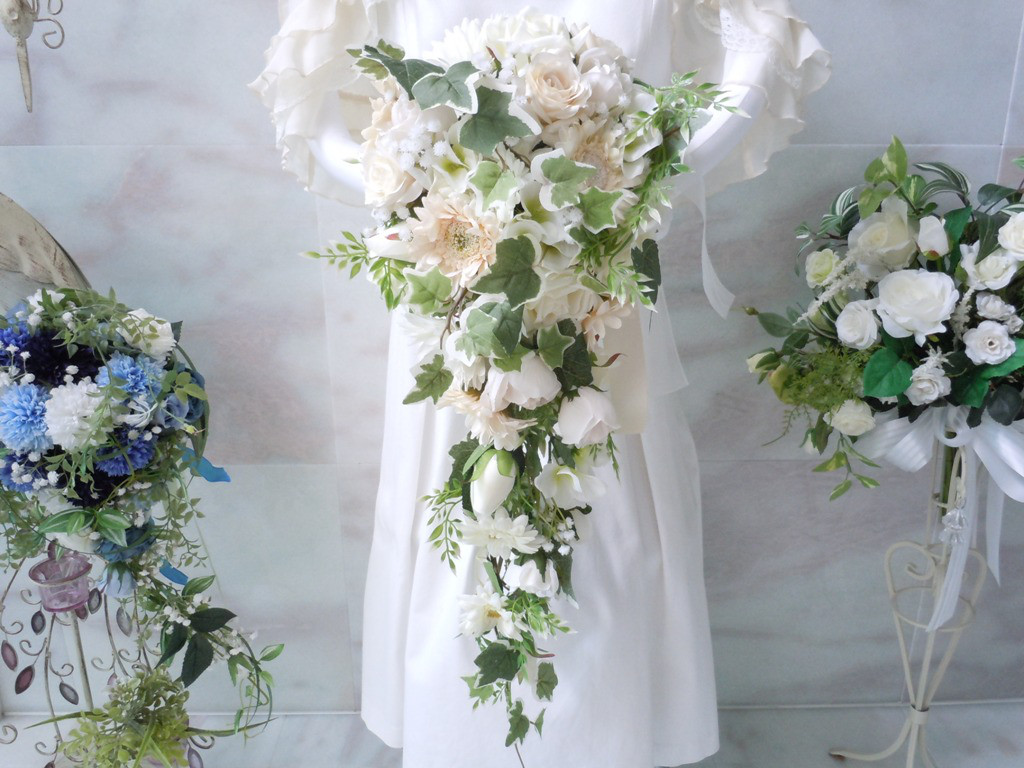 ◆清楚で可愛いホワイトガーベラのキャスケードブーケ◆インテリアやウエディングブーケに ナチュラル*アートフラワー 造花