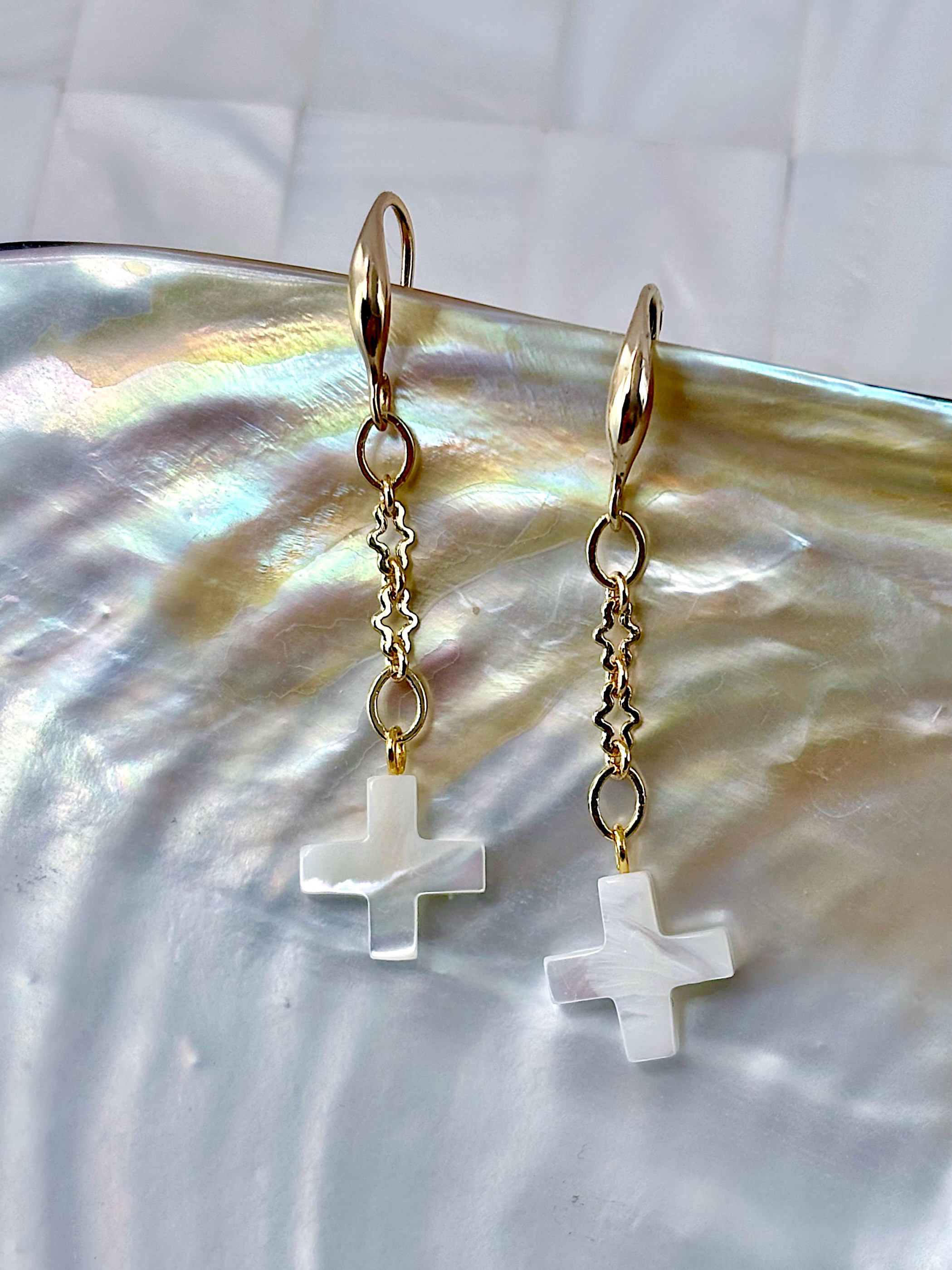 【14kgf】フック/チェーンもゴールドフィルド！白蝶貝のミニクロスが揺れるロングピアス❇︎マザーオブパール