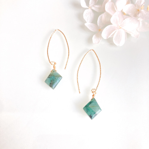 5月誕生石》エメラルドのスライスカット一粒デザインフックピアス  