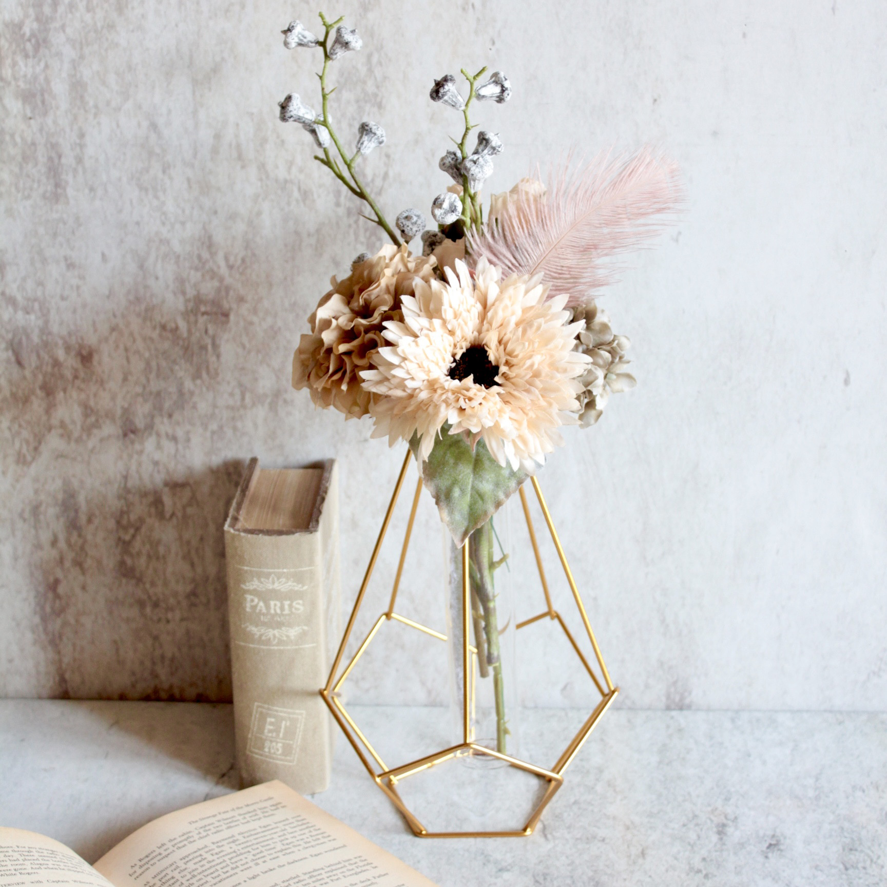 【幾何学的ゴールドワイヤー花瓶付き】シャビーな造花ブーケのアレンジ