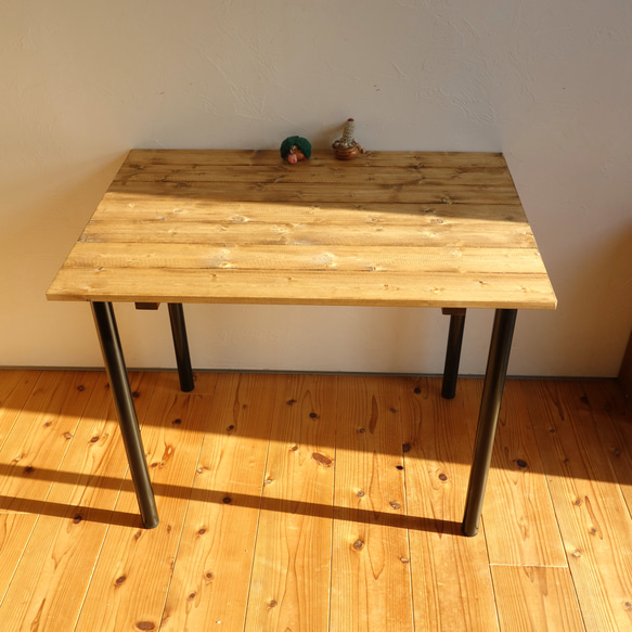 シンプルなダイニングテーブル《幅90ｘ奥行62cm》【無垢材・2人用】 4枚目の画像