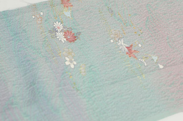 正絹　灰水色ぼかしと花柄はぎれ　半幅×1.5m 和小物、つまみ細工などに 3枚目の画像