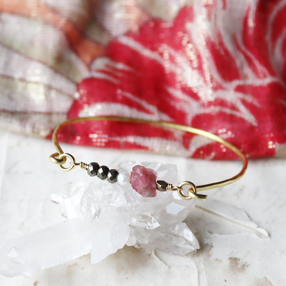 粉色碧璽和珍珠黃銅手鐲 第1張的照片