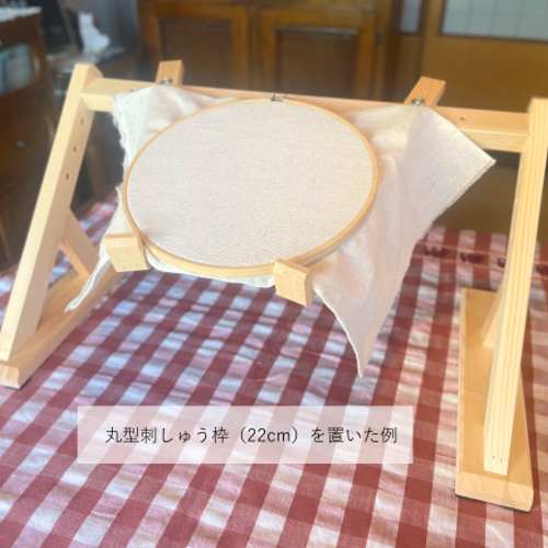 木製の手芸道具**「卓上刺しゅう台」はお手持ちのQスナップなどにも