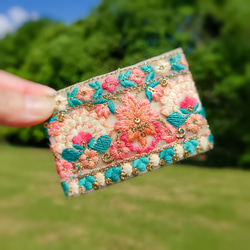 鮮やかなブルーと白のお花のインド刺繍リボンのパッチンピン　 1枚目の画像