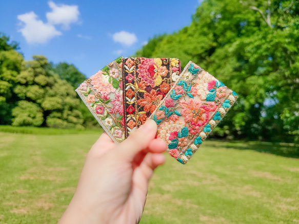 鮮やかなブルーと白のお花のインド刺繍リボンのパッチンピン　 2枚目の画像