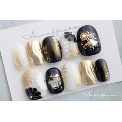 黒とベージュの花柄ネイルチップ 243344ae2587a7bfab59165ec87e7f