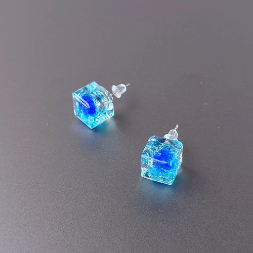 琉球ガラスの涼やかピアス・イヤリング ブルー 夏の空と海の色