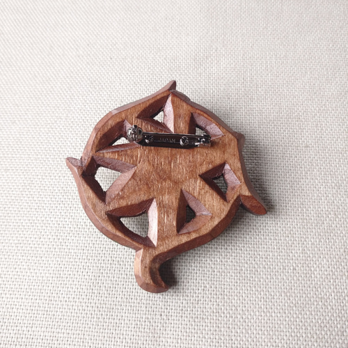 木彫りのブローチ『百合(ユリ)の花』白 ブローチ 尾澤木彫 通販  