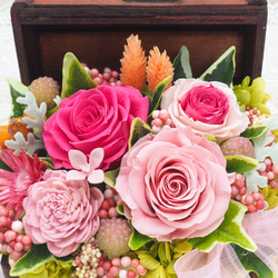 トレジャーボックスにピンク色のバラでアレンジ・プリザーブドフラワーアレンジメント 2枚目の画像