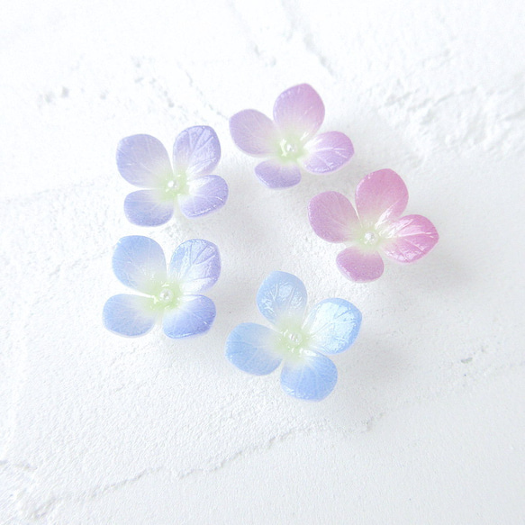 【再販】５色紫陽花の小さなピアス・イヤリング 1枚目の画像