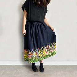 サラリと着れる 花の楽園 ボタニカル柄(ブラック) ギャザースカート 10枚目の画像