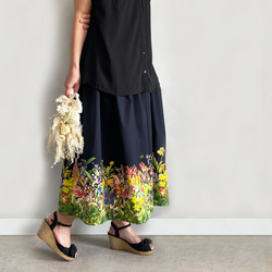 サラリと着れる 花の楽園 ボタニカル柄(ブラック) ギャザースカート 2枚目の画像