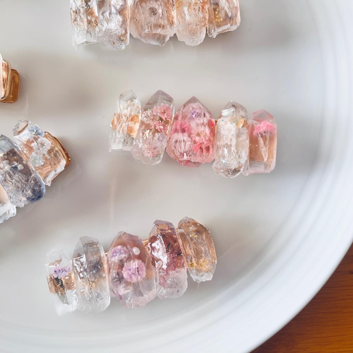 ヘアクリップ   鉱石レジン ドライフラワー handmade ヘアクリップ〝鉱石風パールヘアクリップ〟 お花 ドライフラワー