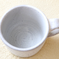 黒御影土と白マット釉のマグカップ ＊ １ 5枚目の画像