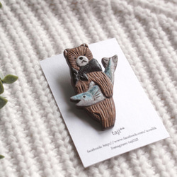 木雕 木胸針 三文魚熊④（胡桃材質） 第2張的照片