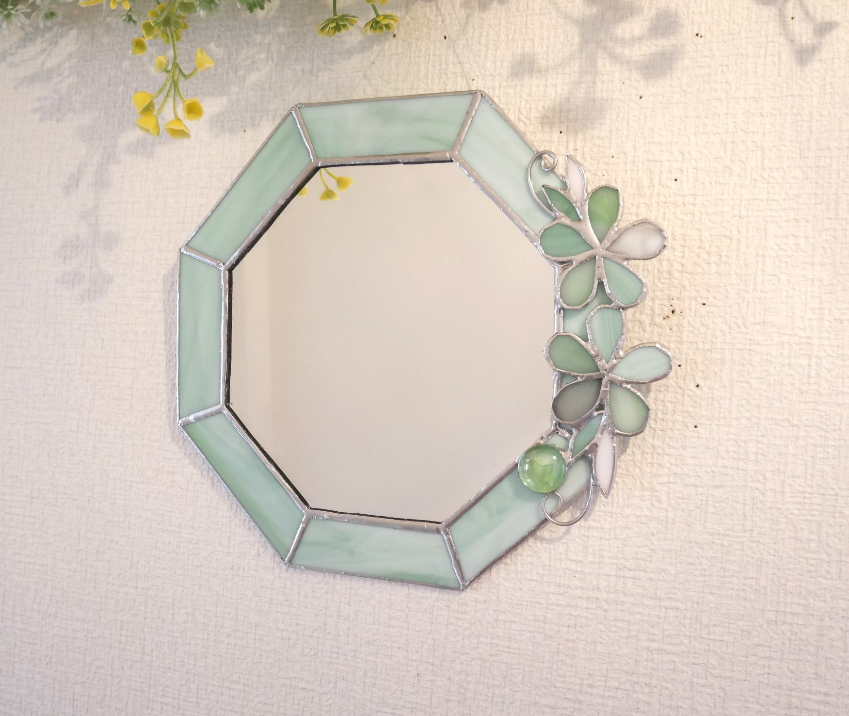 ✴︎:.｡エメラルドグリーンガラスの八角形の鏡♪　花2つ（size20㎝/Max22㎝）