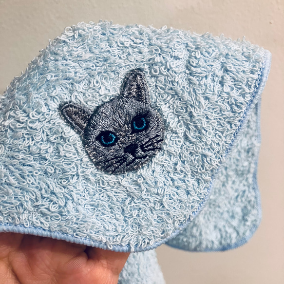 猫さん刺繍晴れやかパステルブルーの泉州ハンカチタオル 4枚目の画像