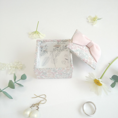 カルトナージュリボンの小さな小物入れ フリーボックス・小物入れ