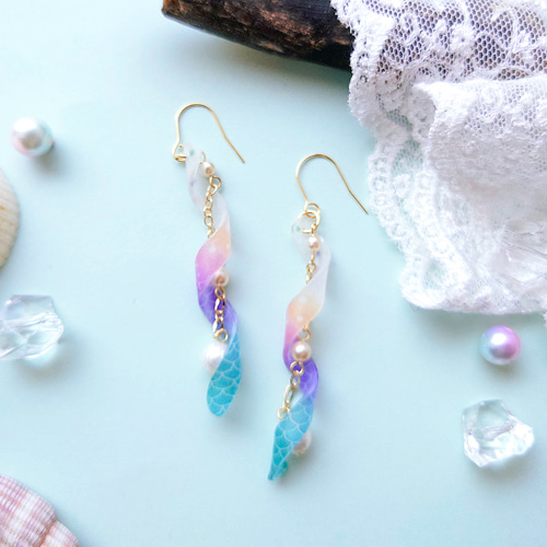 水流-つる- 宇宙（そら）を纏った人魚の鱗イヤリング・ピアス