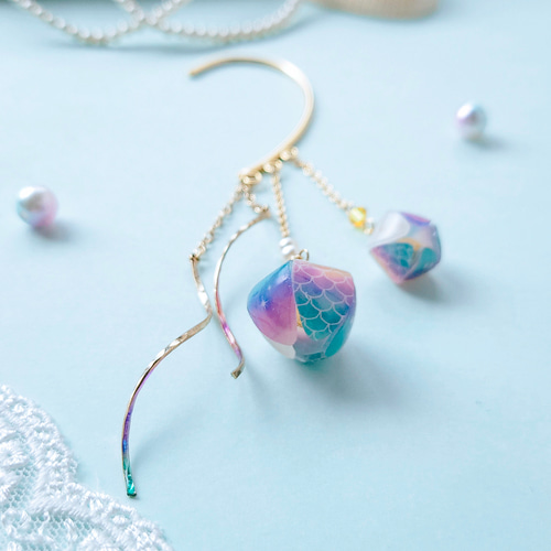 水流-つる- 宇宙（そら）を纏った人魚の鱗イヤリング・ピアス