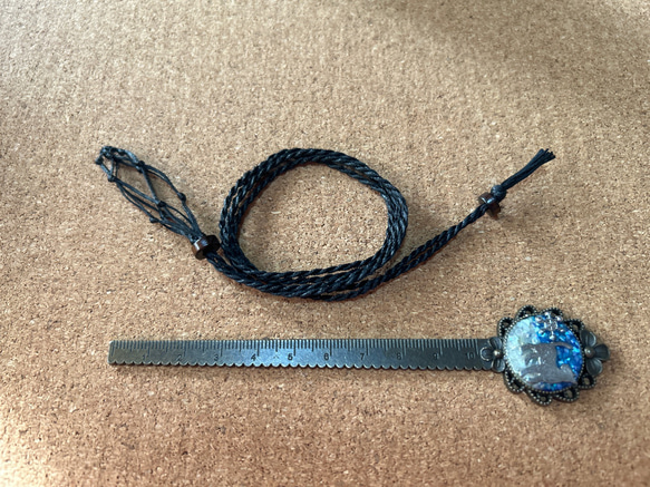 伸縮「黒色（3センチの丸玉用）石包みペンダント紐」縄編み　ワックスコード　ウッドビーズ　マクラメ 1枚目の画像