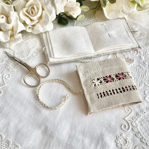 A07.【刺繍キット】ドロンワーク刺繍で作る ニードルブック リネン