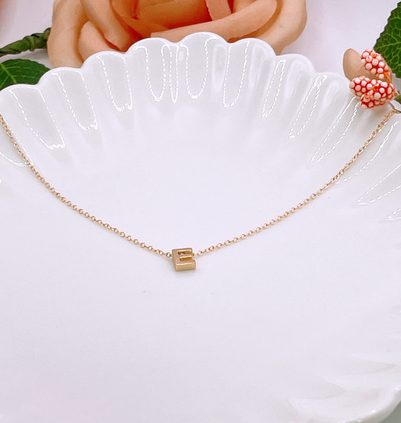 エミリー、パリへ行く」デザイン 14kgfイニシャルネックレス《えらべる